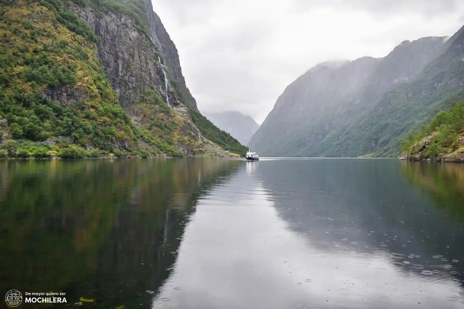 Fiordo de Naeroy, Noruega