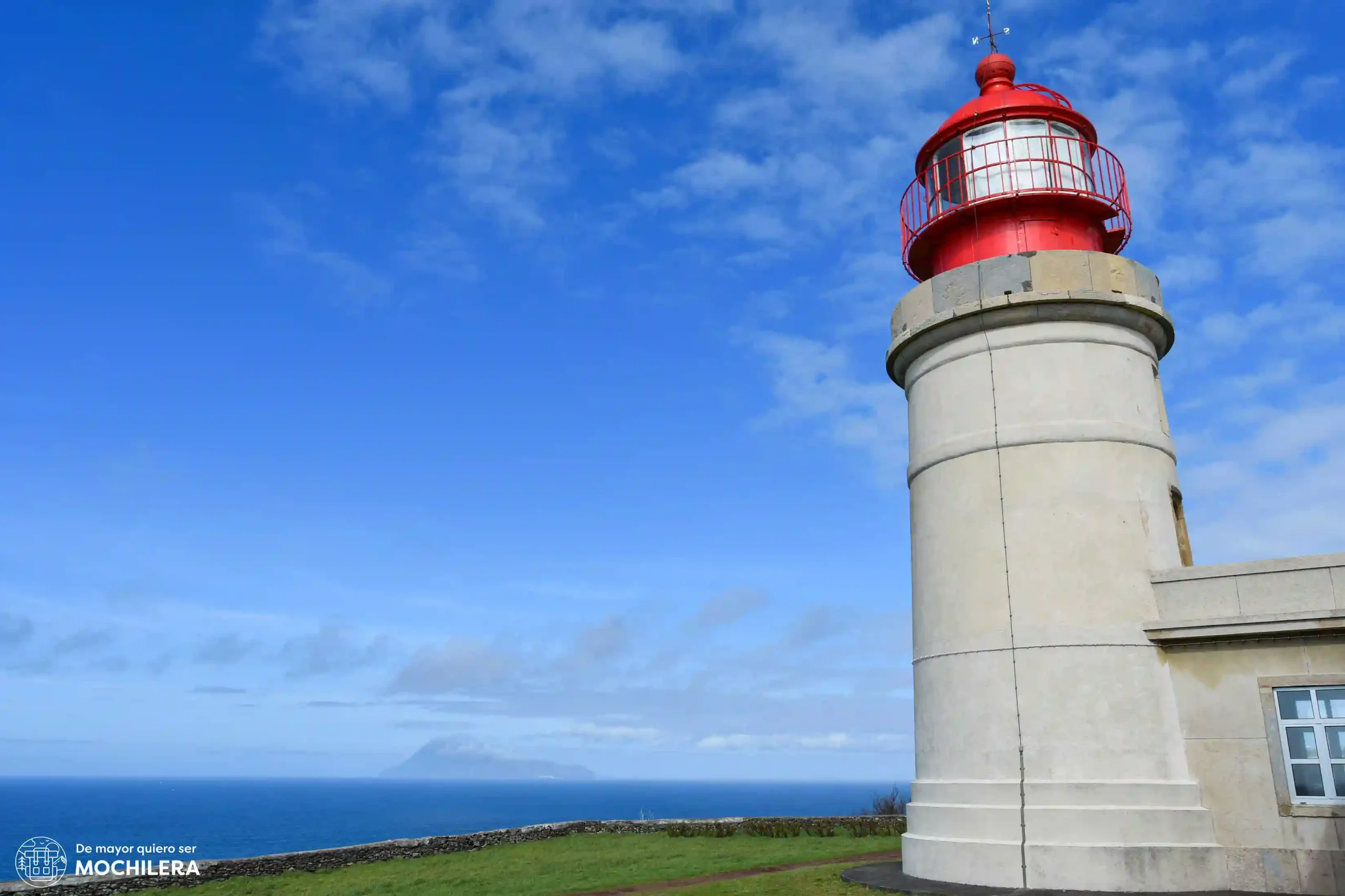 Farol do Albarnaz con la isla de Corvo al fondo